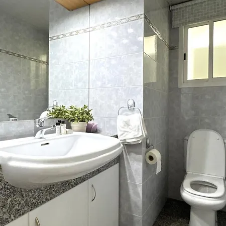 Modern 3bdr_top Floor_lux_suite_balcony